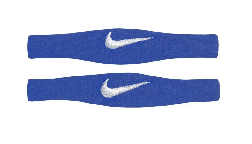 Dwie niebieskie opaski na nadgarstek Nike z białym logo.