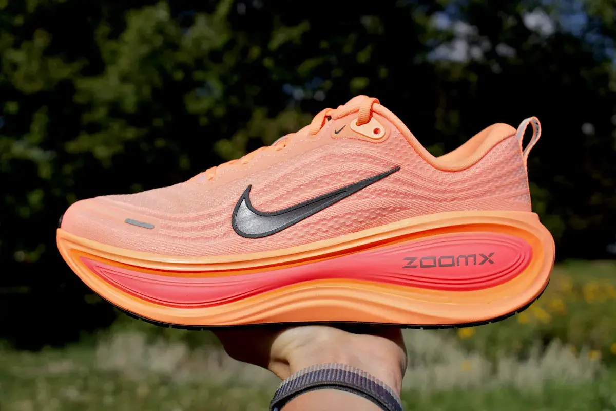 Pomarańczowe buty do biegania Nike z pianką ZoomX. Czy buty do biegania nadają się do chodzenia? Ten model jest wygodny na co dzień.