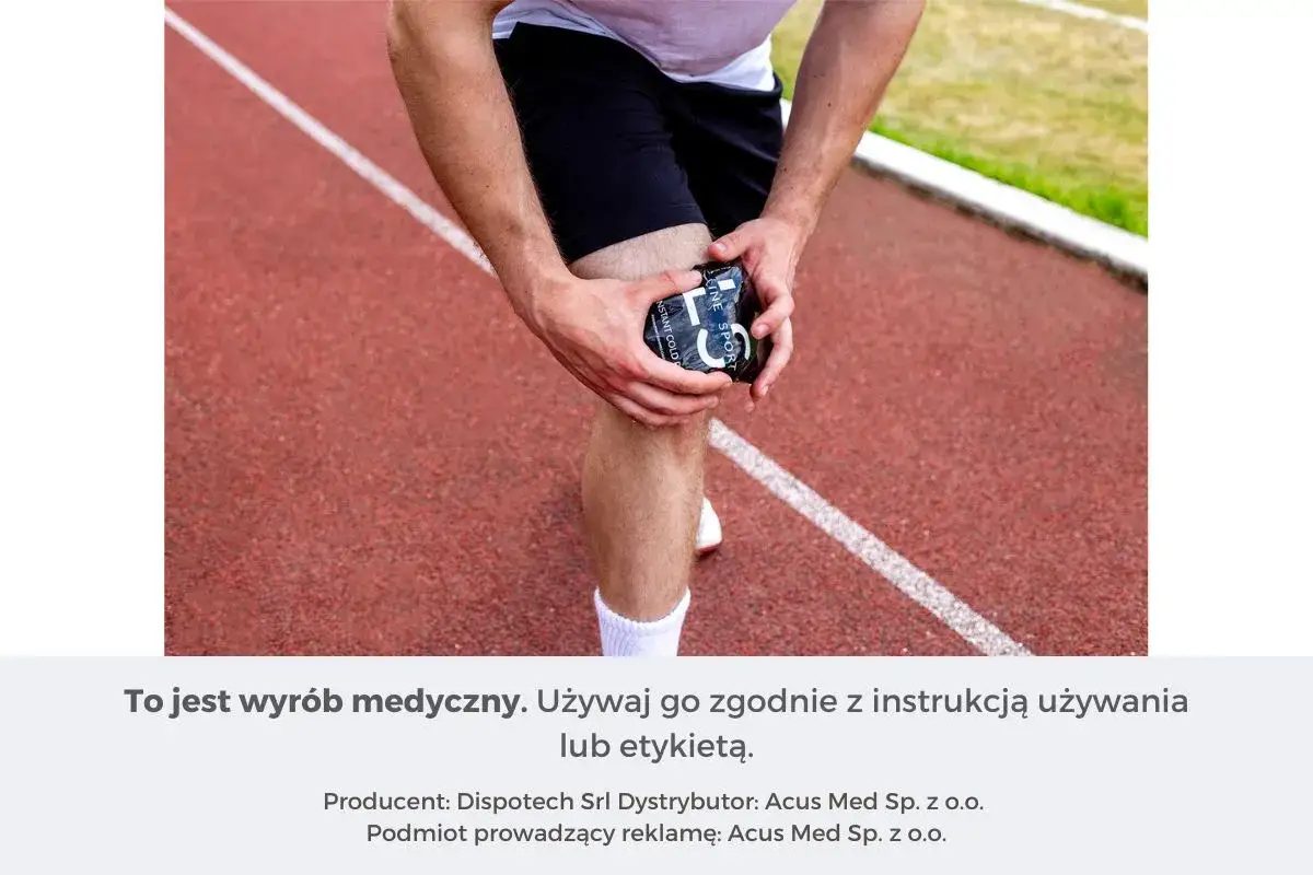 Sportowiec z b&oacute;lem kolana stosuje zimny okład. Zamrażacz dla sportowc&oacute;w przynosi ulgę po kontuzji.