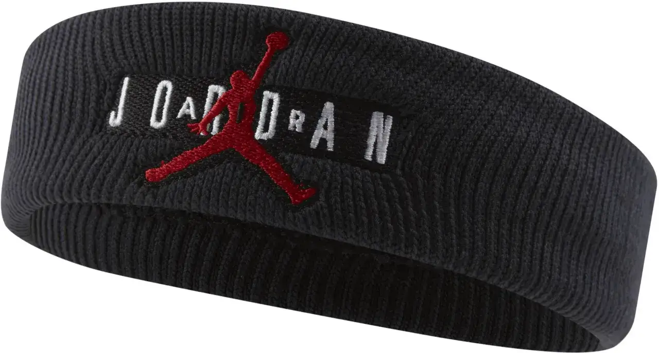 Czarna opaska na głowę Jordan z czerwonym logo Jumpman i białym napisem JORDAN. Idealna dla fan&oacute;w sportowego stylu.